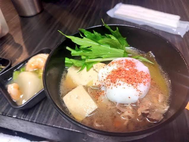 卵や野菜が盛られた器の料理写真